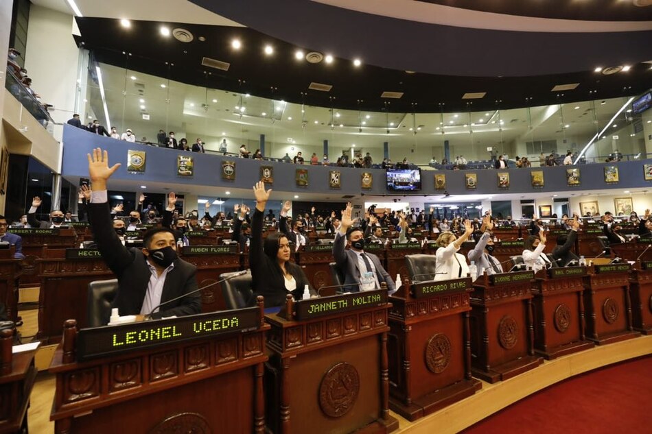 Nueva Asamblea en El Salvador destituye a magistrados criticados por el presidente Bukele