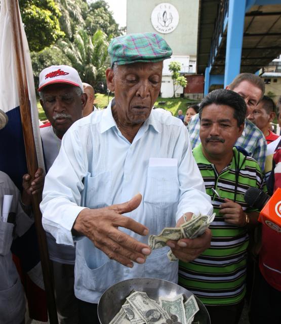Jubilados exigen aumento en sus pensiones