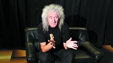 Músico de Queen protesta por caza de delfines