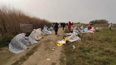 Elevan a 60 muertos y 80 supervivientes las víctimas por naufragio en Italia