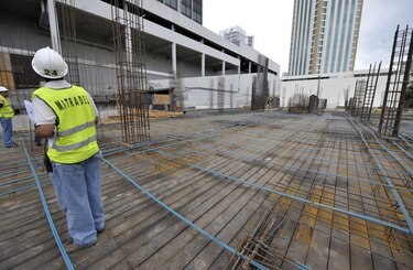 Muere obrero al caer de edificio en construcción en Condado del Rey