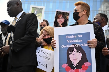 Padre de joven muerta por bala perdida en Estados Unidos pide cárcel para policías