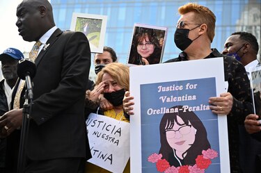 Padre de joven muerta por bala perdida en Estados Unidos pide cárcel para policías