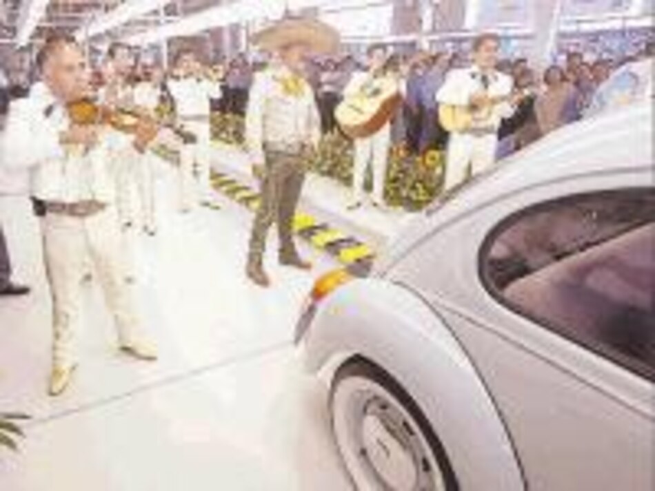 Mariachis despiden al último 'escarabajo' de Volkswagen