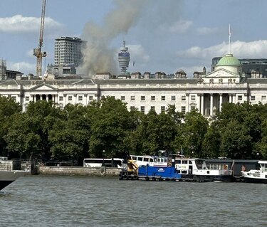 Más de 100 bomberos atienden incendio en histórico edificio de Londres junto al Támesis