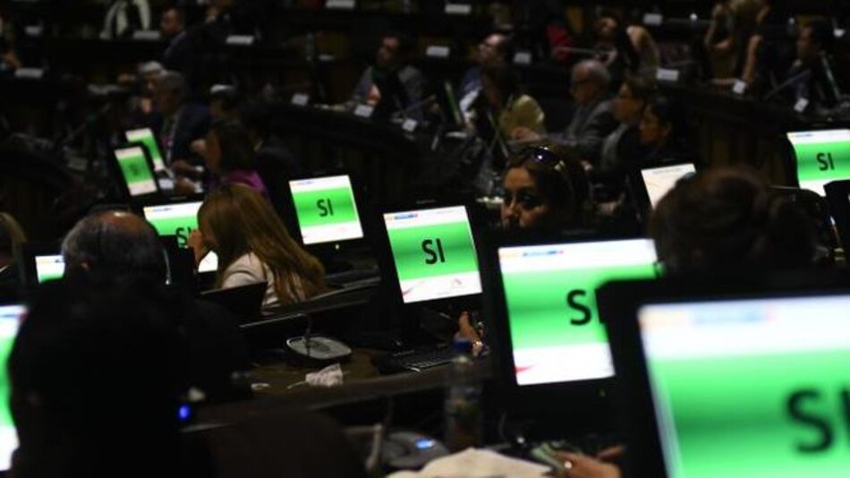 Congreso de Ecuador aprueba moción de censura a excontralor vinculado a caso Odebrecht