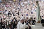 Una marea de peregrinos arropa al papa Francisco en el santuario de Fátima