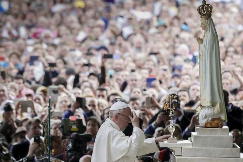 Una marea de peregrinos arropa al papa Francisco en el santuario de Fátima