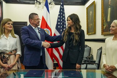 Costa Rica firma acuerdo con Estados Unidos para recibir migrantes extranjeros