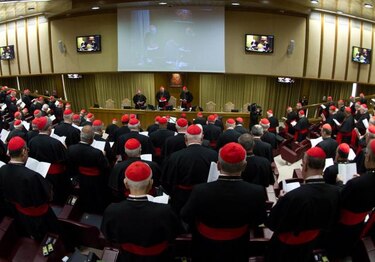 Cardenales comienzan la preparación del cónclave