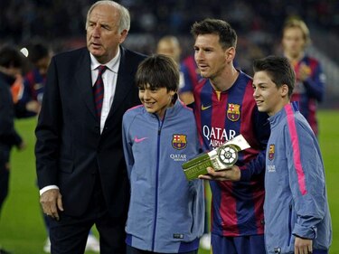 Messi recibe el trofeo de máximo goleador de la historia de la Liga