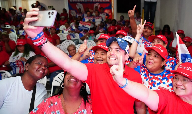 Candidatos presidenciales libran un duelo de promesas por el voto