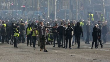 Chalecos amarillos chocan con la policía en París