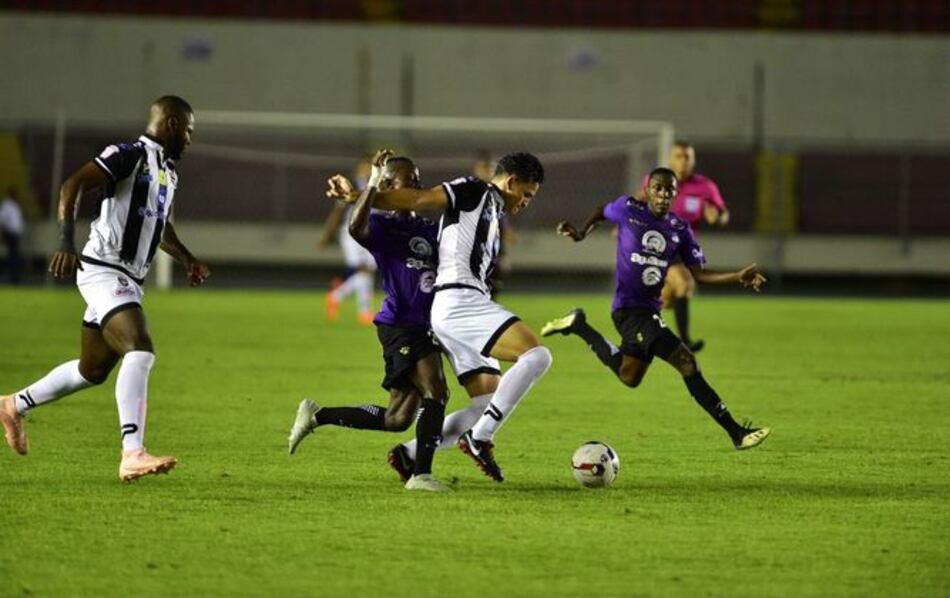 Tauro parte por delante ante el Árabe en las semifinales de la LPF