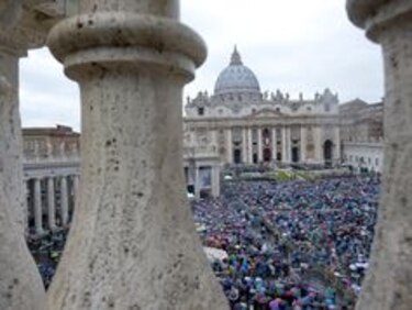 El papa Francisco exige en la Pascua que cesen las tragedias y persecuciones