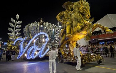 De comparsa en comparsa los brasileños se divierten en una fiesta sin tregua
