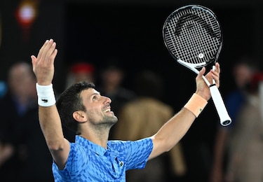 Djokovic se impone a Tsitsipas para igualar a Nadal con 22 títulos de Grand Slam