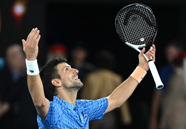 Djokovic se impone a Tsitsipas para igualar a Nadal con 22 títulos de Grand Slam