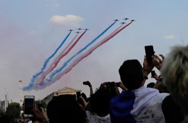 Campeones del mundo desfilan por París