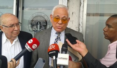 Aurelio Barría en lista de pinchados; Doens se querella contra Martinelli