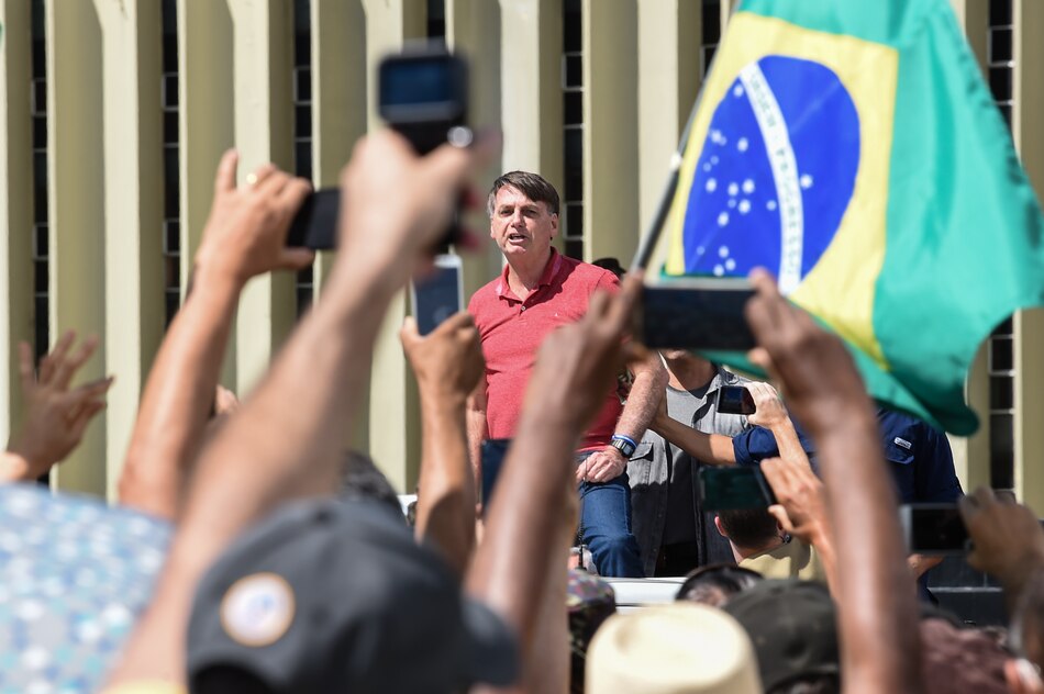 Bolsonaro arenga a manifestantes que rompen cuarentena y piden intervención militar