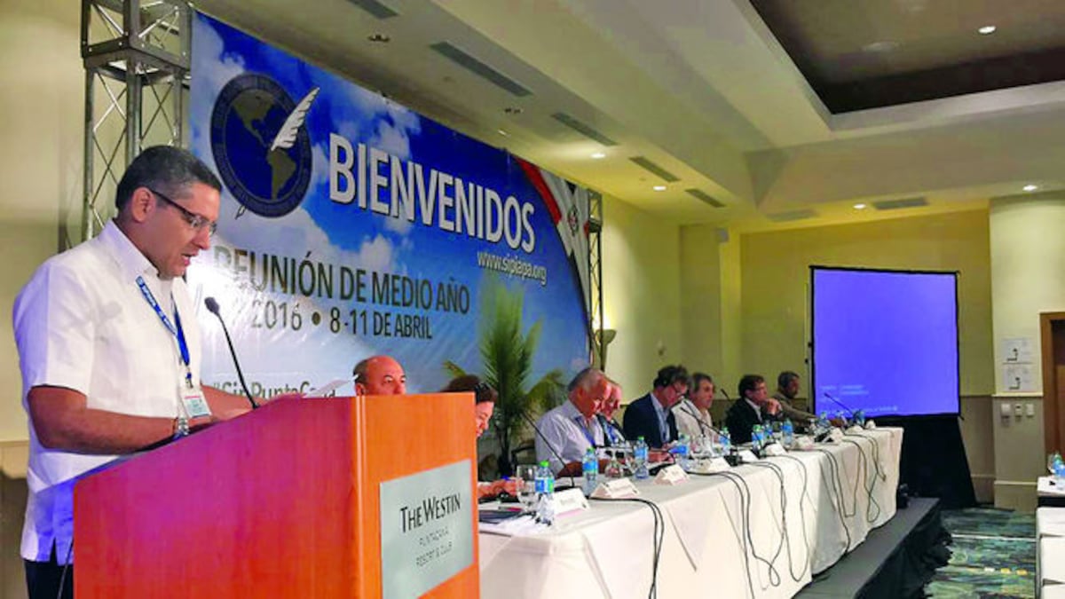 El informe sobre el país fue presentado por el vicepresidente para Panamá de la Comisión de Libertad de Prensa e Información, Eduardo Quirós (primer plano).