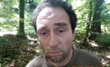El agresor de la sierra eléctrica sigue prófugo en Suiza