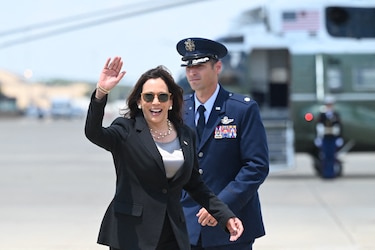 El avión de Kamala Harris se ve obligado a dar la vuelta por un problema técnico