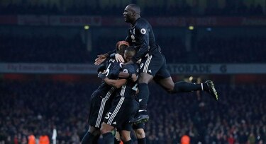 Manchester United supera al Arsenal y presiona al líder City