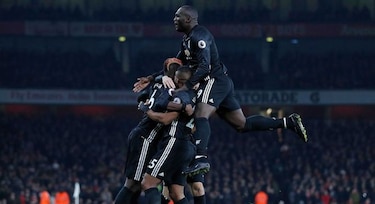 Manchester United supera al Arsenal y presiona al líder City