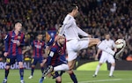 Barcelona vence al Real Madrid y se aleja en la liga