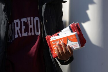 Pruebas rápidas de Covid-19 son menos precisas con Ómicron, advierten en Estados Unidos