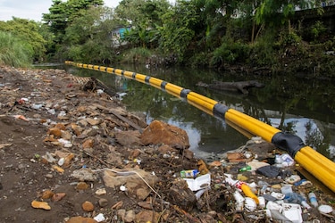 El río Abajo estrena barrera flotante para frenar contaminación plástica rumbo al mar