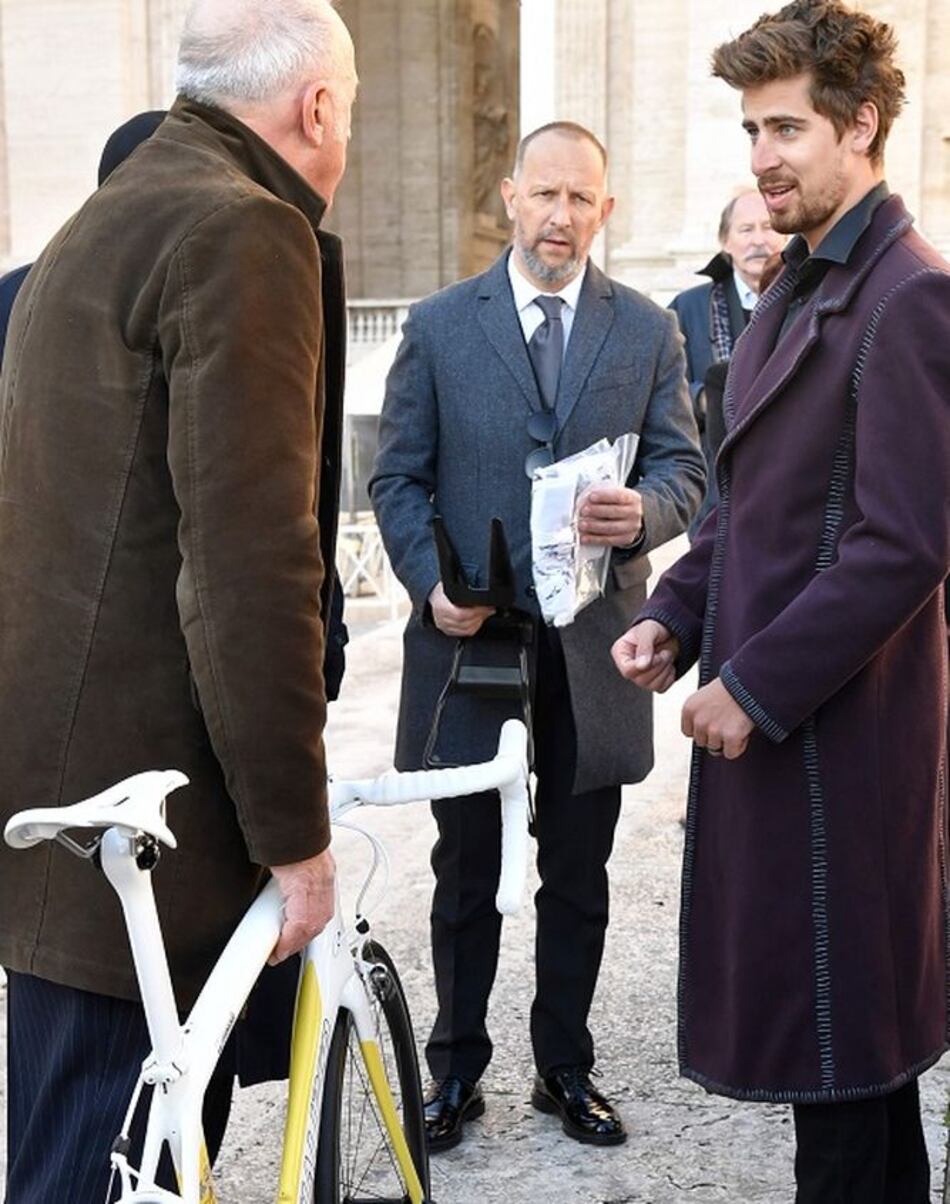 Peter Sagan le regala una bicicleta al papa Francisco, aquí el momento en video