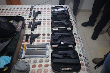 Aprehenden a hombre con arsenal de armas que sería vendido a organización criminal