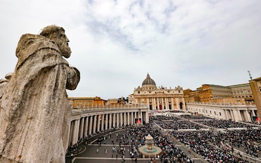 El papa aparece en la plaza de San Pedro para saludar a los fieles en el Domingo de Ramos