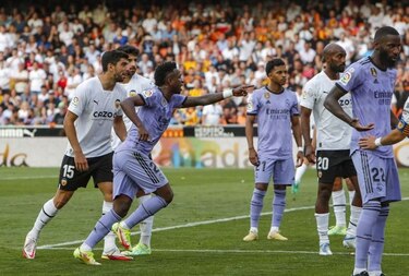 Cierran por cinco partidos una grada de Mestalla y dejan sin efecto la tarjeta roja a Vinicius