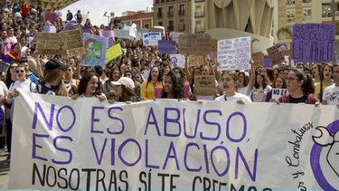 Estudiantes se manifiestan en España contra pandilla que abusó de joven