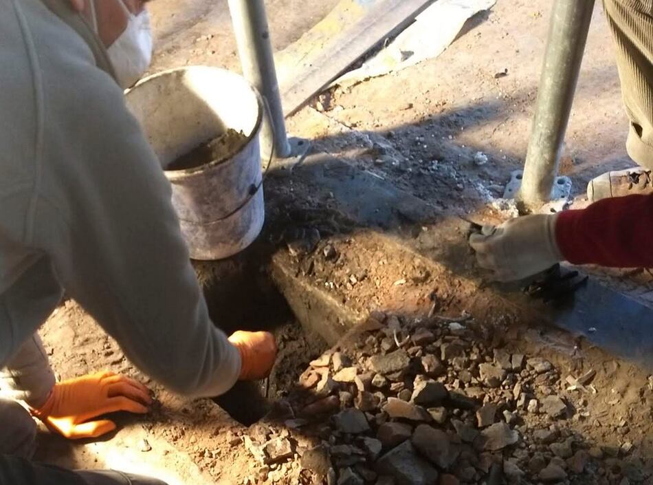 Hallan objetos escondidos por prisioneros en campo de concentración de Auschwitz