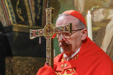 El patriarca latino de Jerusalén oficia la misa de Viernes Santo dentro del Santo Sepulcro