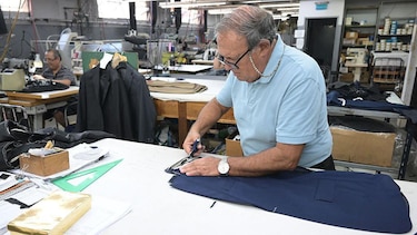 Por qué es tan cara la ropa en Argentina y hasta el gobierno promueve comprarla en el extranjero