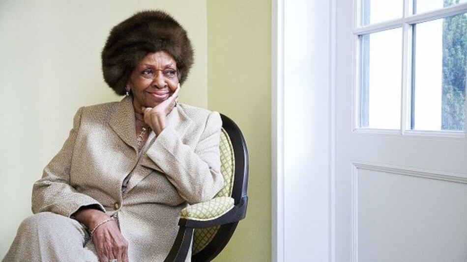 Madre de Whitney Houston conmocionada por el abuso que sufrió la cantante