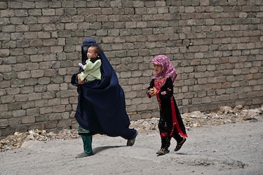 Amnistía Internacional: la ‘asfixiante represión’ de los talibanes destruye a las mujeres y niñas afganas