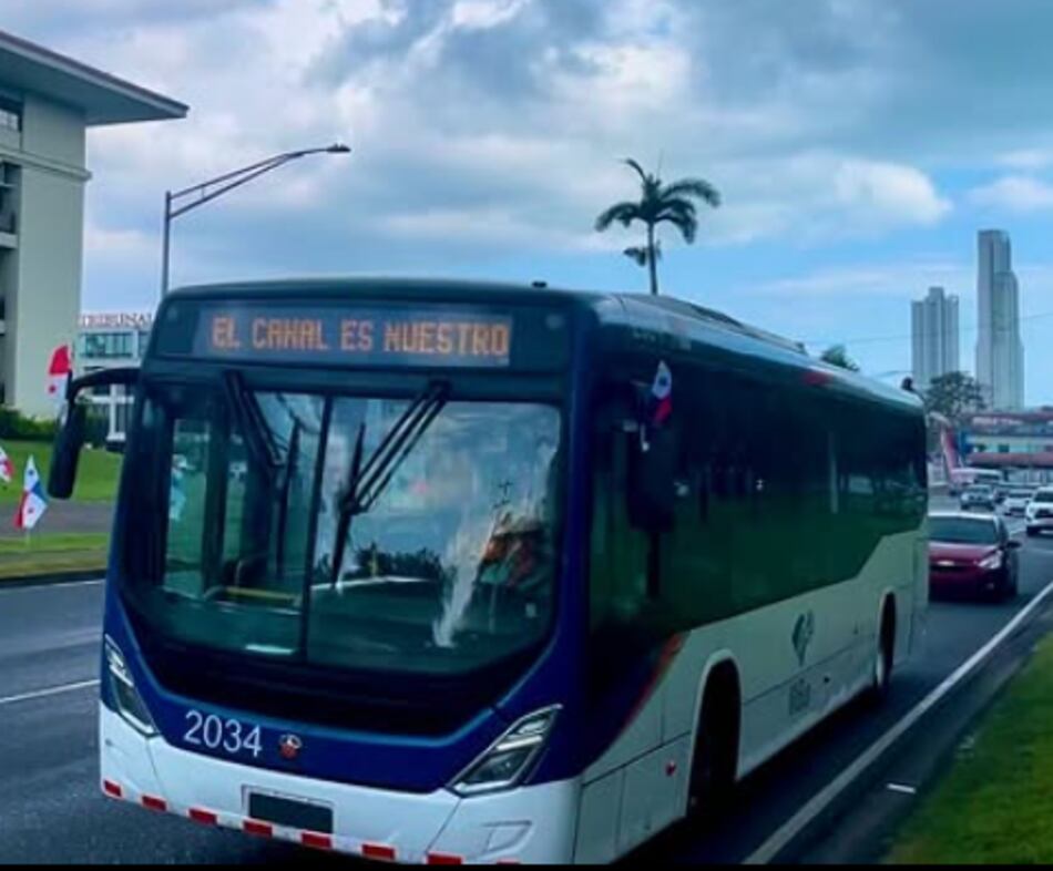 Decoran buses con banderas de Panamá y con el mensaje: ‘El Canal es nuestro’