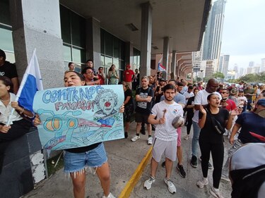 Ciudadanos se concentran en la Contraloría para rechazar los auxilios económicos otorgados por el Ifarhu