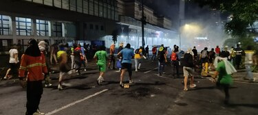 ‘¡Esta patria no se vende, esta patria se defiende!’, gritan miles en la marcha; policía lanza gas lacrimógeno y perdigones