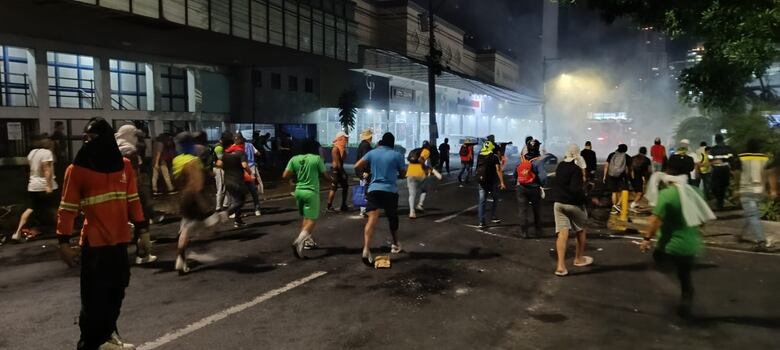 ‘¡Esta patria no se vende, esta patria se defiende!’, gritan miles en la marcha; policía lanza gas lacrimógeno y perdigones