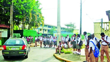 Padres y estudiantes protestan por mejoras para sus colegios