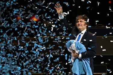 El insólito concierto con el que Milei buscó ‘recuperar la mística’ en medio de los escándalos de corrupción y la crisis económica en Argentina