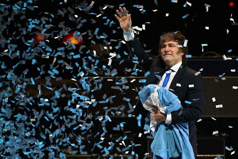 El insólito concierto con el que Milei buscó ‘recuperar la mística’ en medio de los escándalos de corrupción y la crisis económica en Argentina